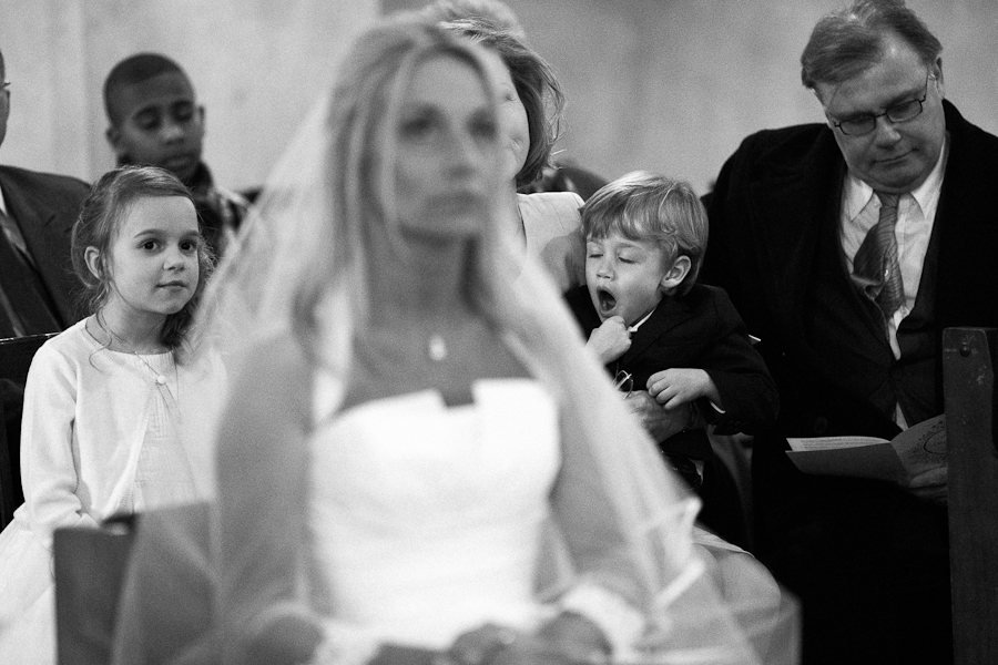 Le reportage garçon qui baille cérémonie mariage