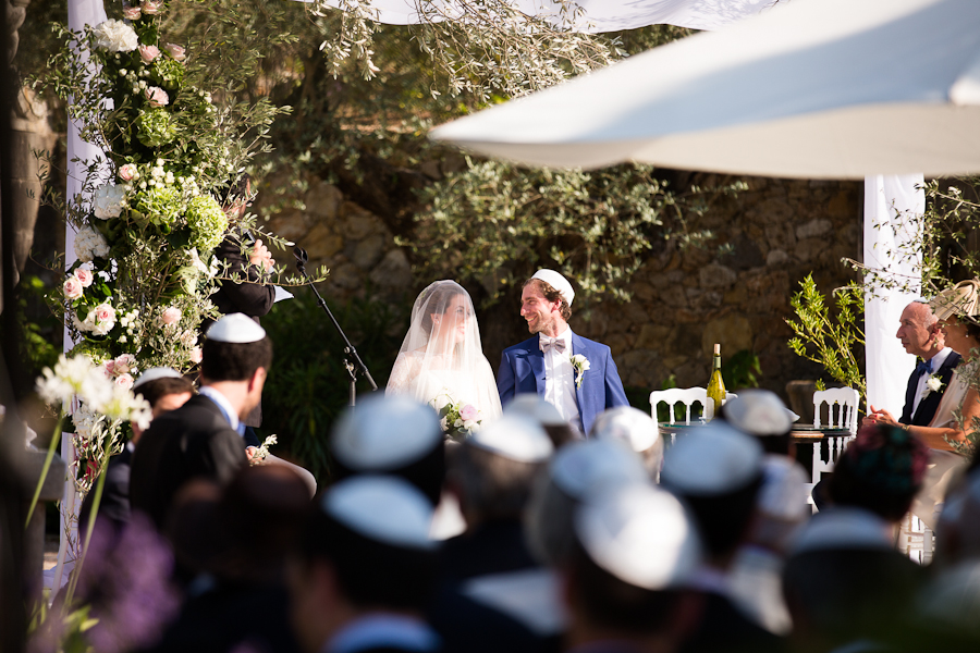 Mariage en Provence au Château Font du Broc - cérémonie juive en extérieur