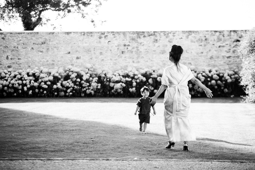 photographie de famille petit garçon court vers sa maman