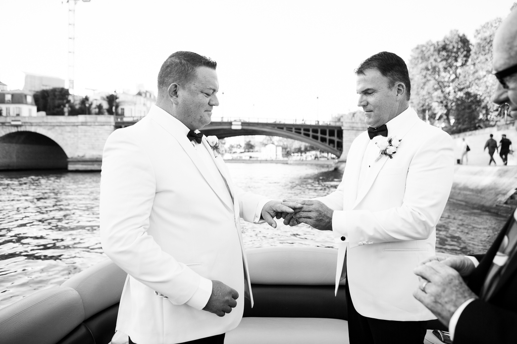 Mariage à Paris sur la Seine - same sex elopement wedding in paris france