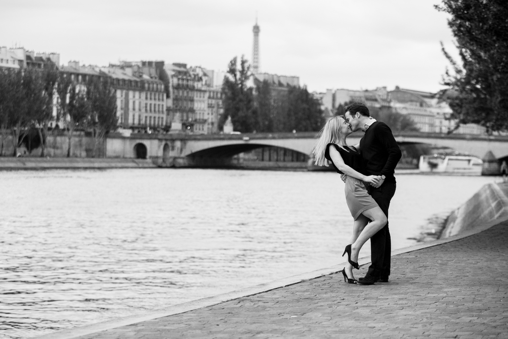 photos de couple à Paris sur les bords de seine