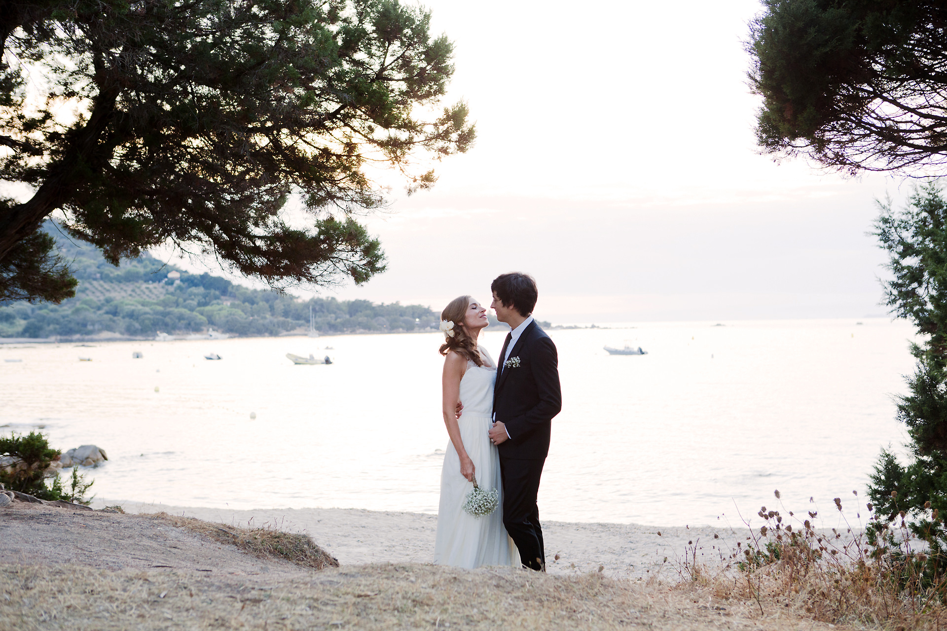 photographe de mariage en corse photo de couple sur la plage