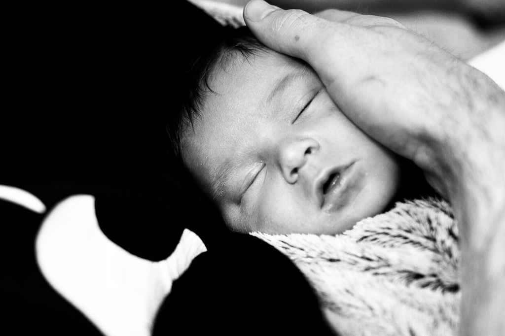 photographie de famille bebe qui dort avec son papa