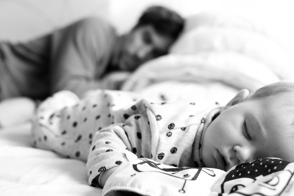 photographie de famille bebe qui dort avec son papa